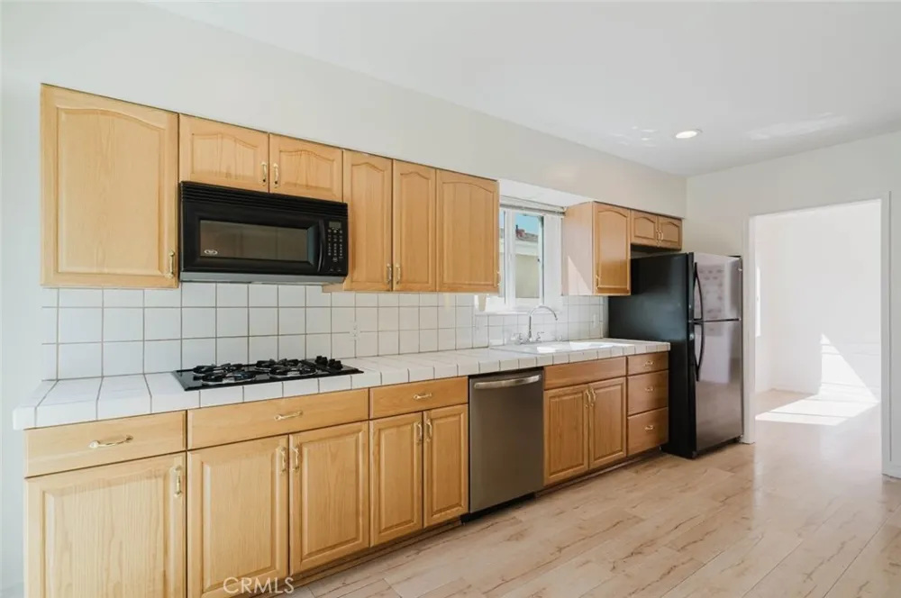 2007 W Kenneth Road Glendale, CA 91201