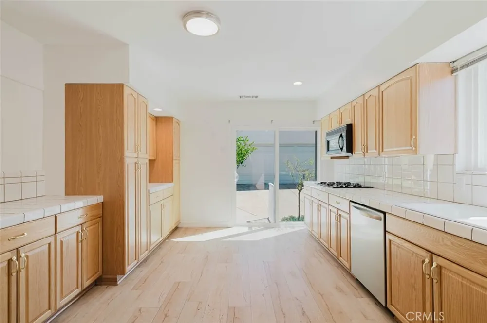 2007 W Kenneth Road Glendale, CA 91201
