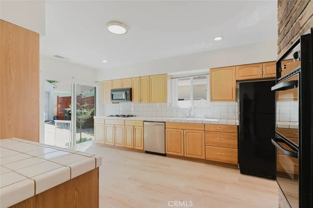 2007 W Kenneth Road Glendale, CA 91201