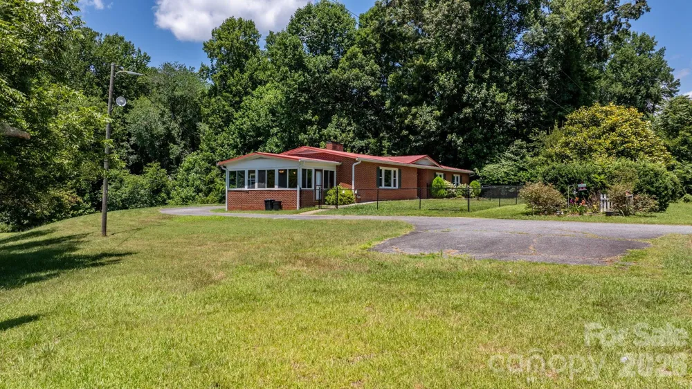 6264 US 221 Highway S Marion, NC 28752