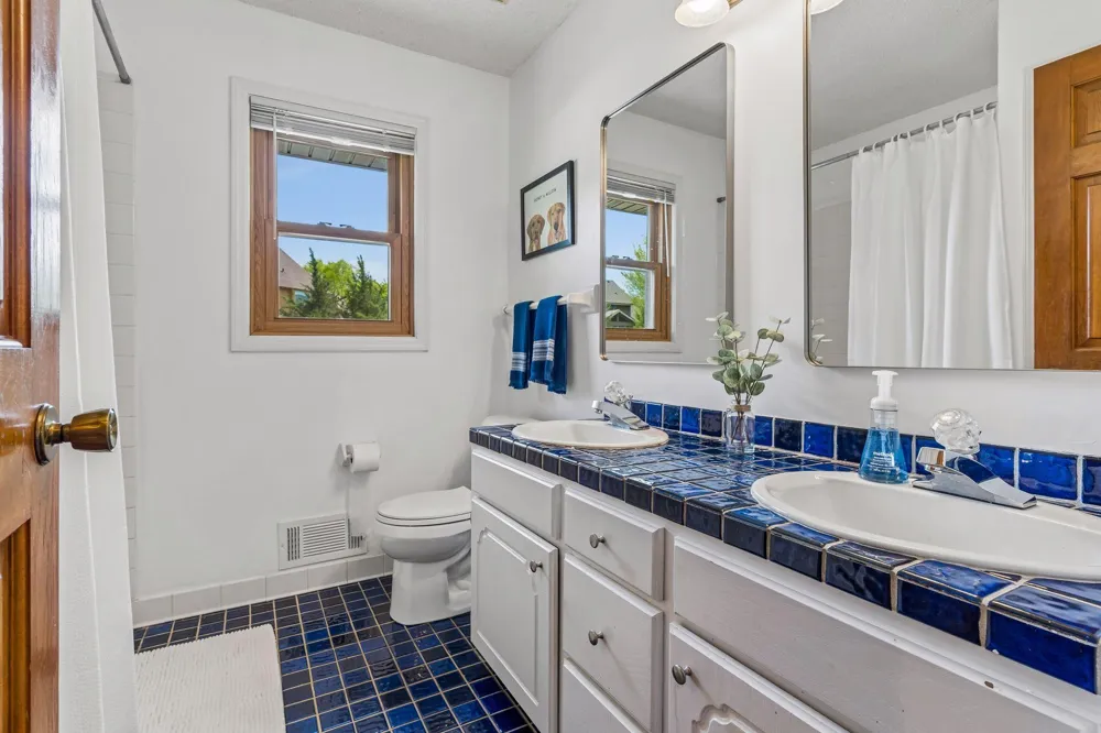 900 Nina Court Mendota Heights, MN 55118