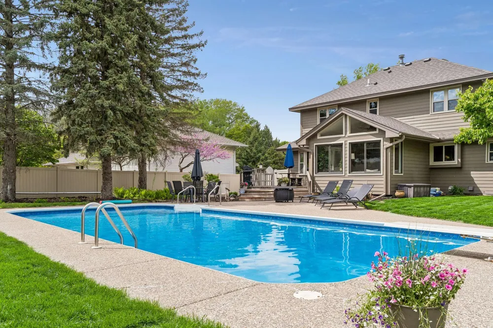 900 Nina Court Mendota Heights, MN 55118