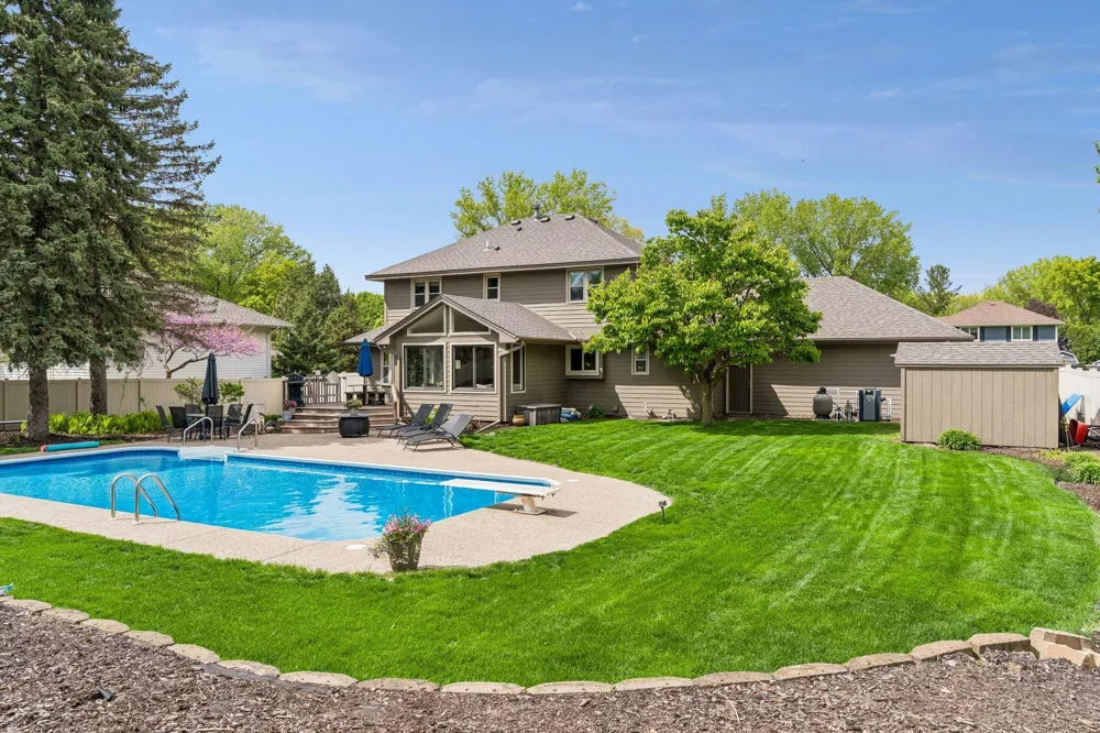 900 Nina Court Mendota Heights, MN 55118