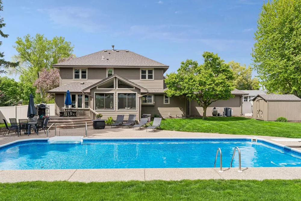 900 Nina Court Mendota Heights, MN 55118