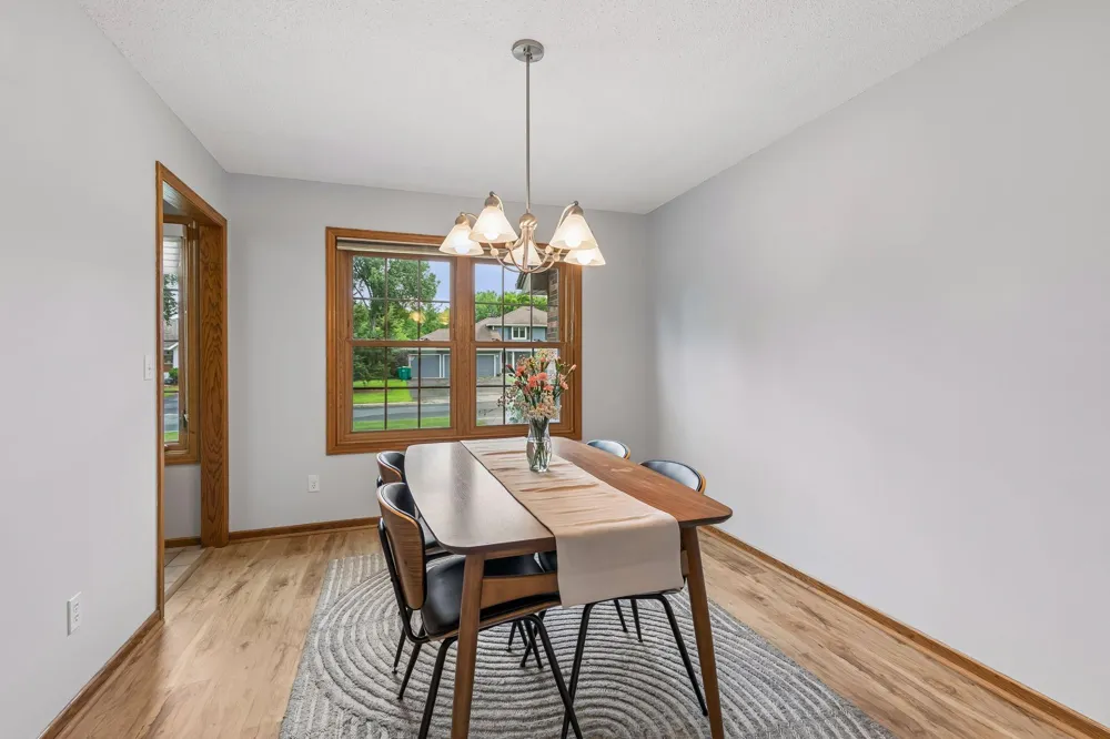 900 Nina Court Mendota Heights, MN 55118