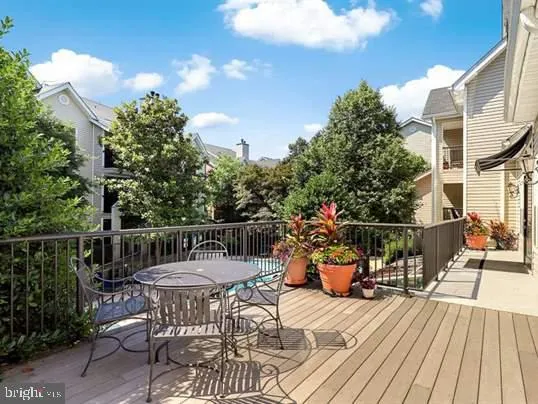 3311 WYNDHAM CIRCLE #2202 Alexandria, VA 22302