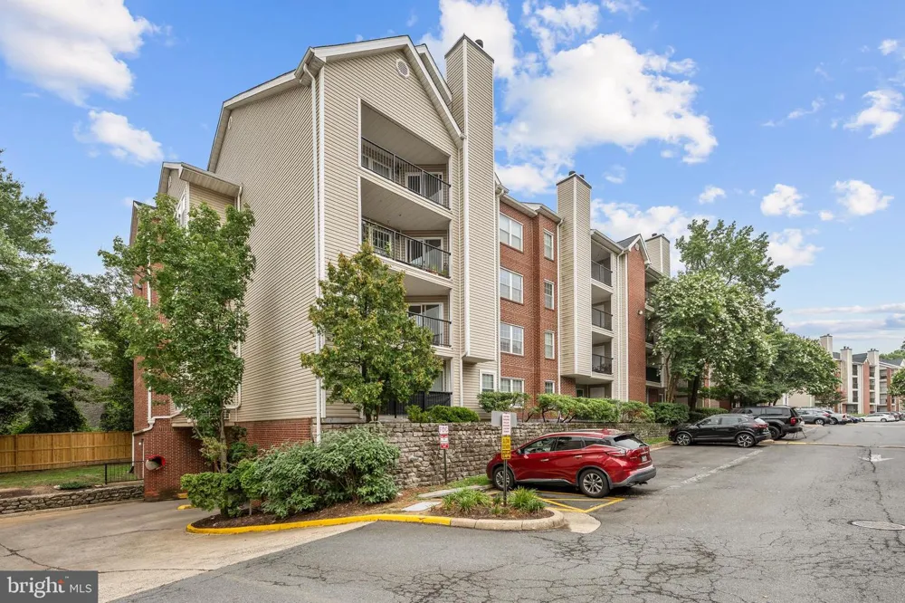 3311 WYNDHAM CIRCLE #2202 Alexandria, VA 22302