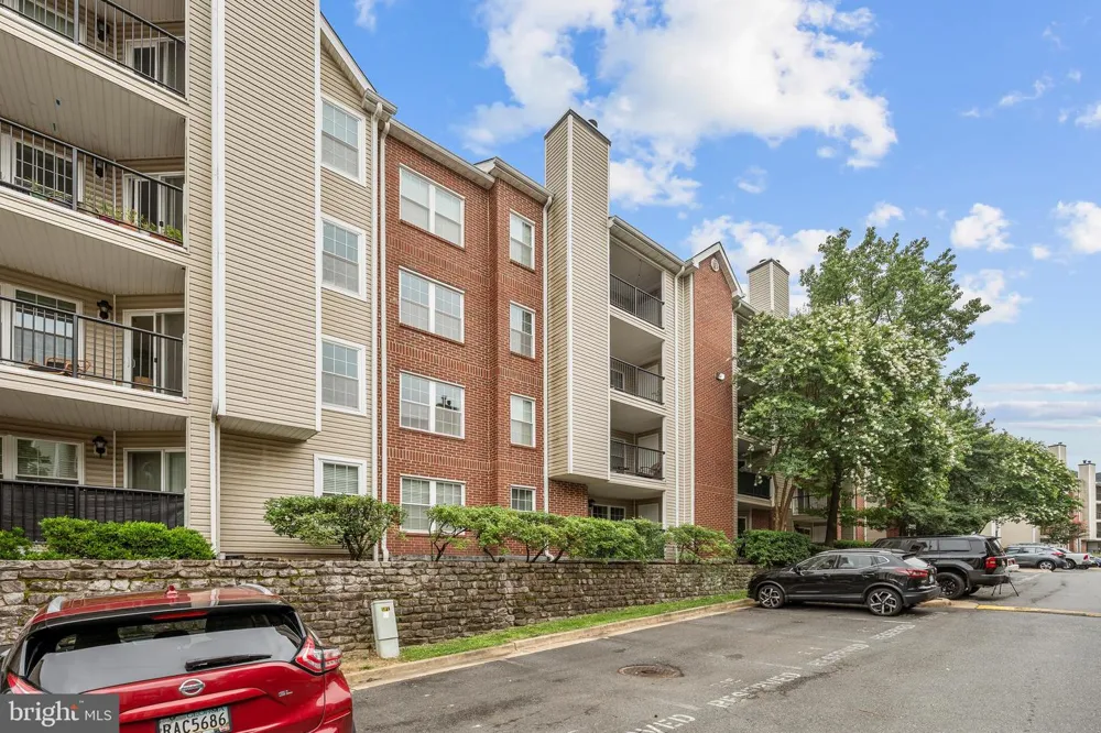 3311 WYNDHAM CIRCLE #2202 Alexandria, VA 22302