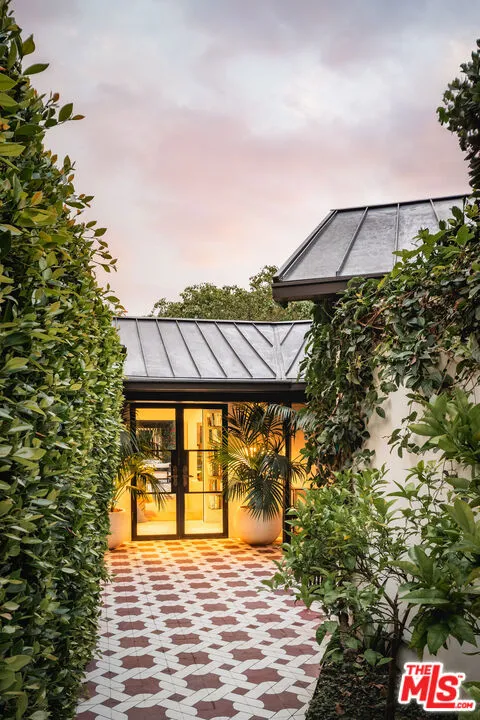 1381 E Valley Road Santa Barbara, CA 93108