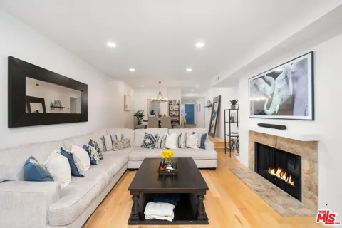 4338 Redwood Avenue #B213