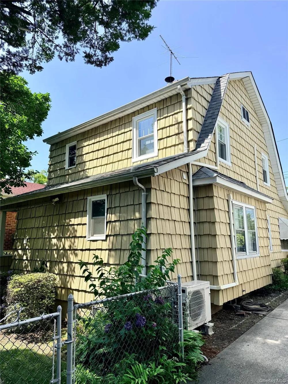 4112 Glenwood Street Little Neck, NY 11363