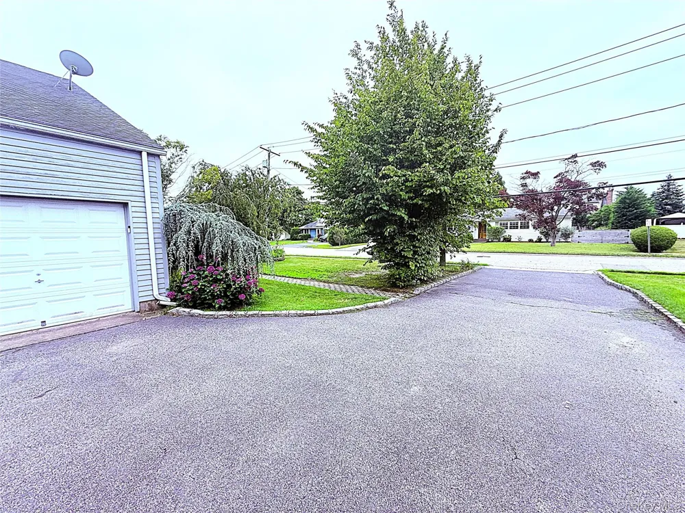 523 Hellwig Lane West Islip, NY 11795