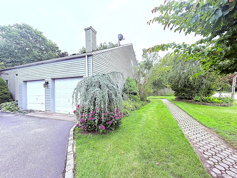 523 Hellwig Lane West Islip, NY 11795