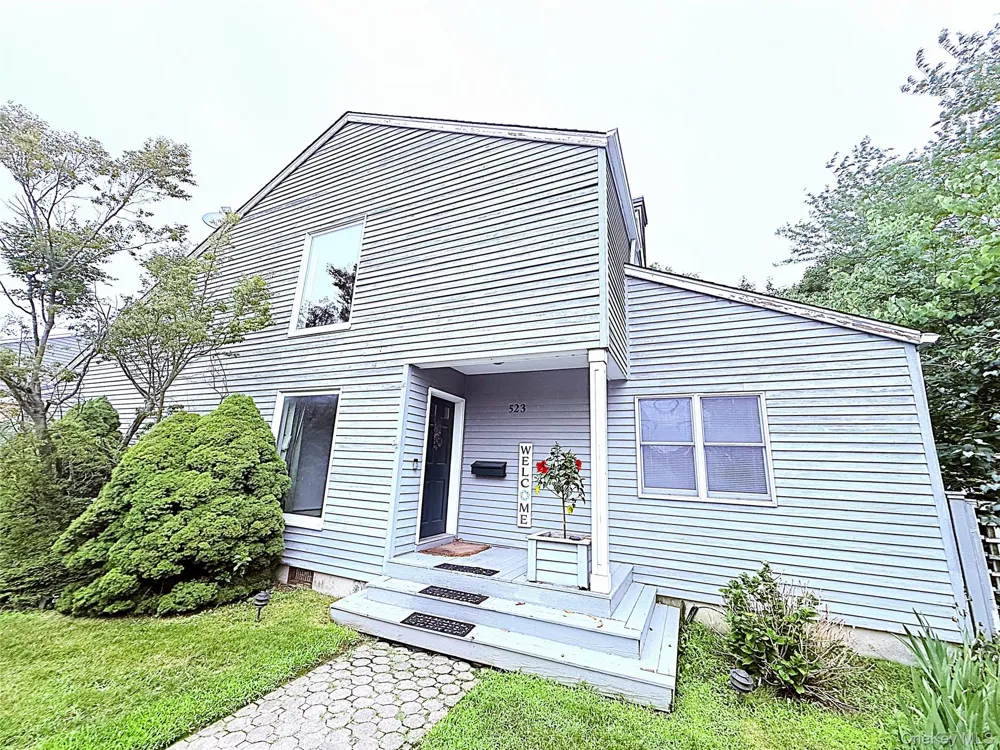 523 Hellwig Lane West Islip, NY 11795