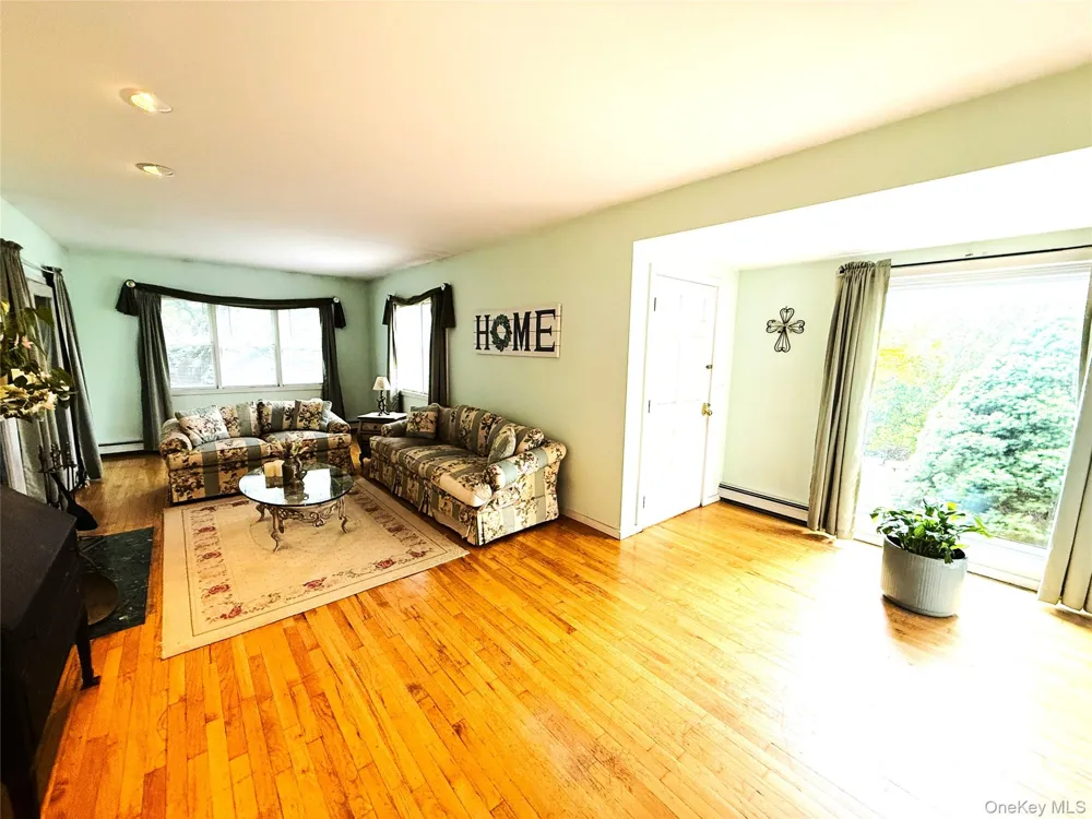 523 Hellwig Lane West Islip, NY 11795