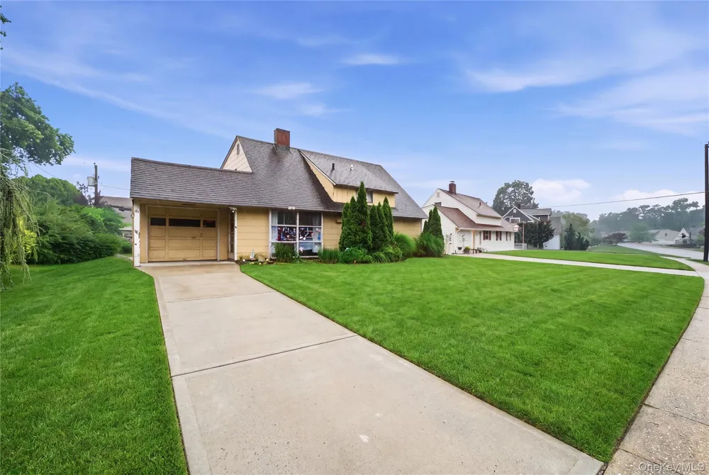 161 Duckpond Drive Wantagh, NY 11793
