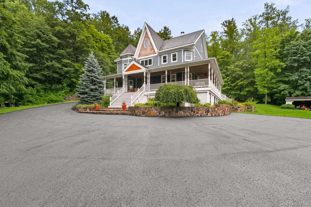 59 Country Knolls Lane Mahopac, NY 10541
