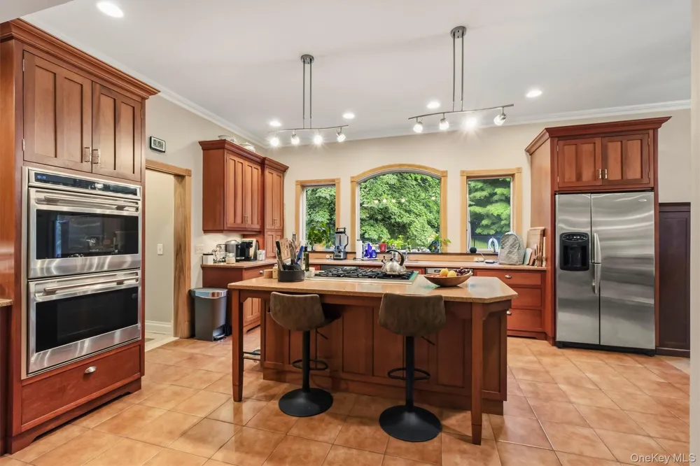 59 Country Knolls Lane Mahopac, NY 10541
