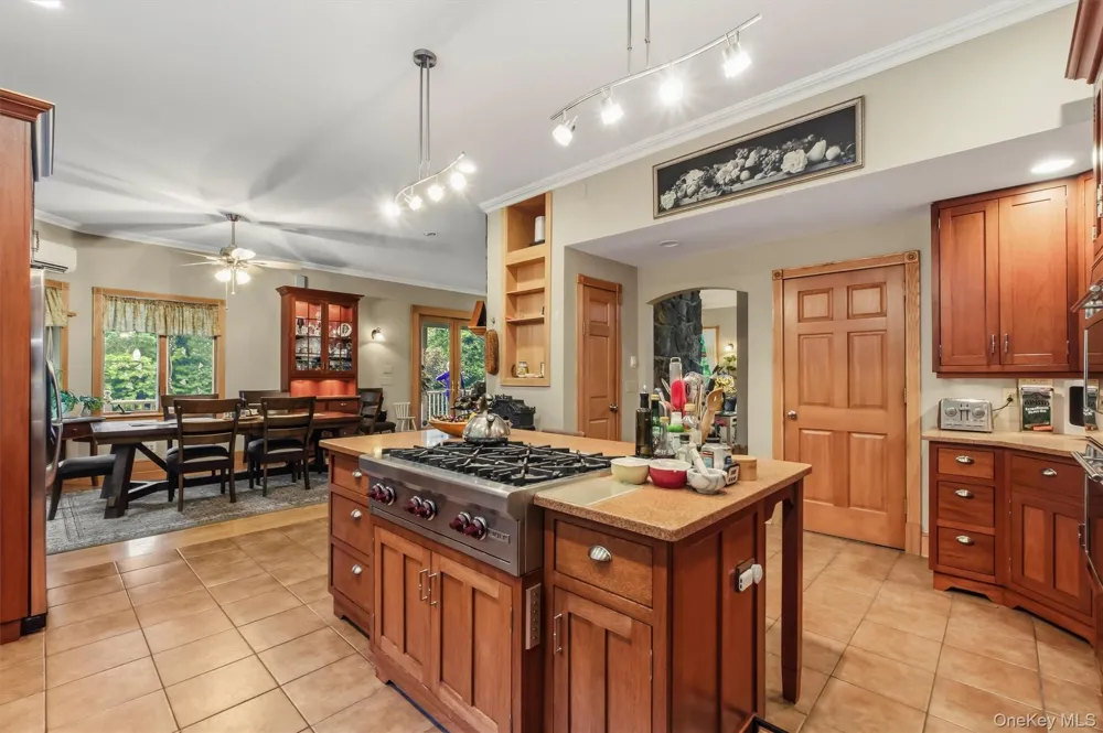 59 Country Knolls Lane Mahopac, NY 10541