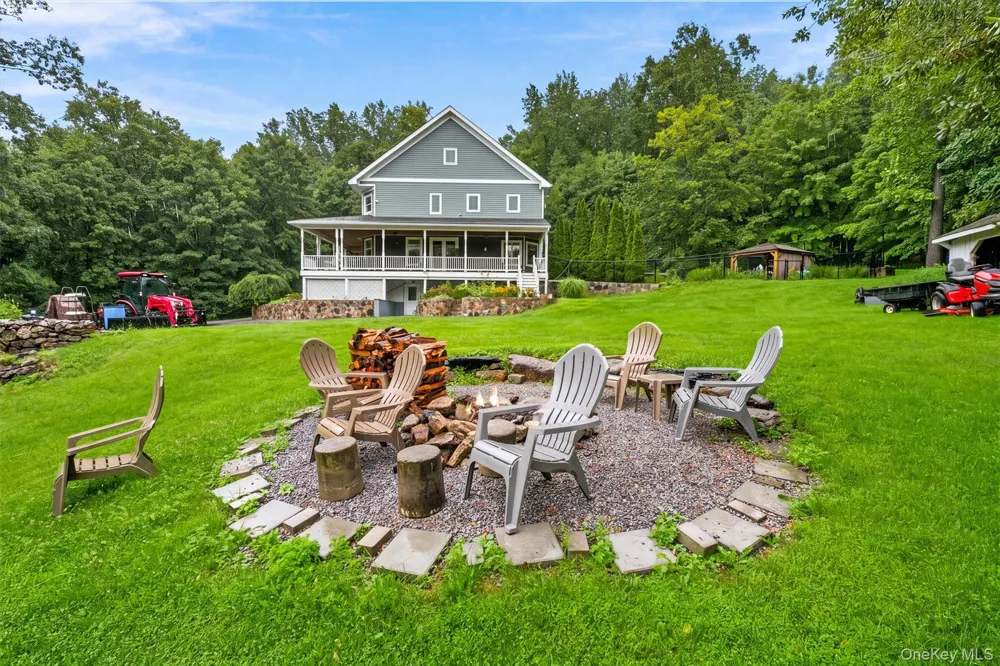 59 Country Knolls Lane Mahopac, NY 10541