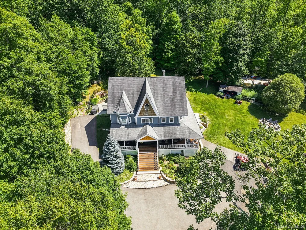 59 Country Knolls Lane Mahopac, NY 10541