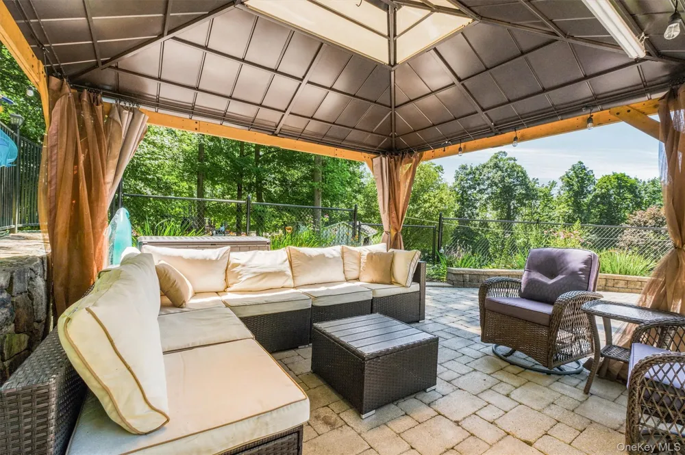 59 Country Knolls Lane Mahopac, NY 10541