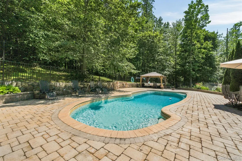 59 Country Knolls Lane Mahopac, NY 10541
