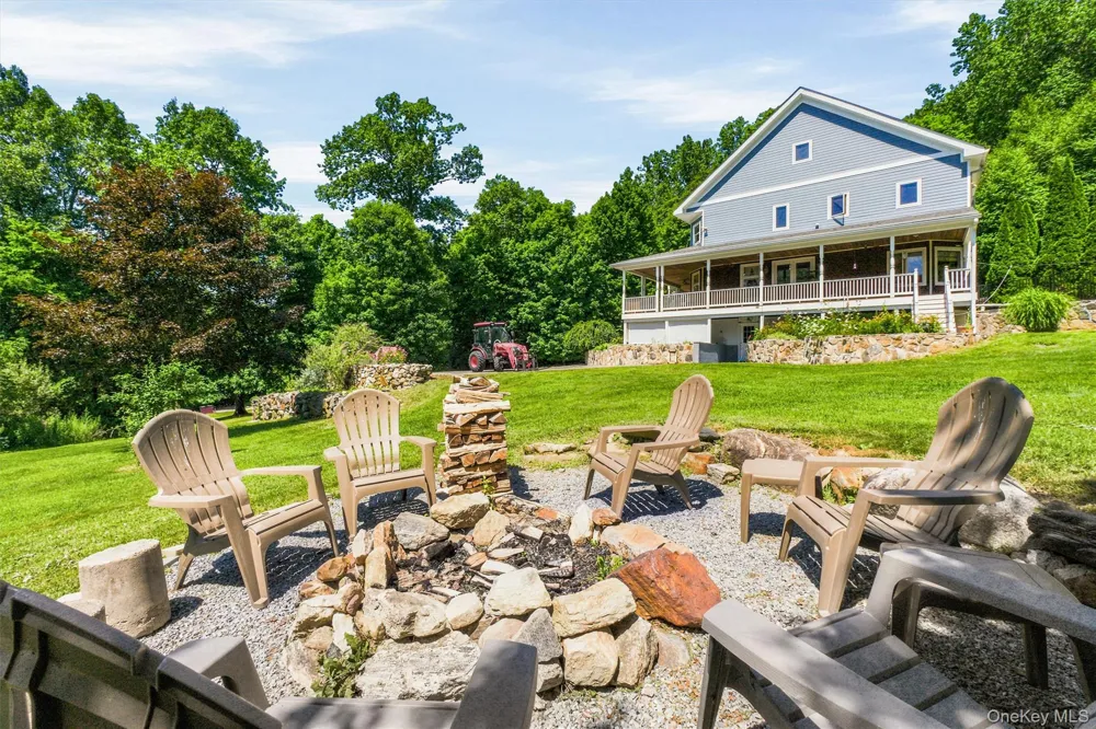 59 Country Knolls Lane Mahopac, NY 10541