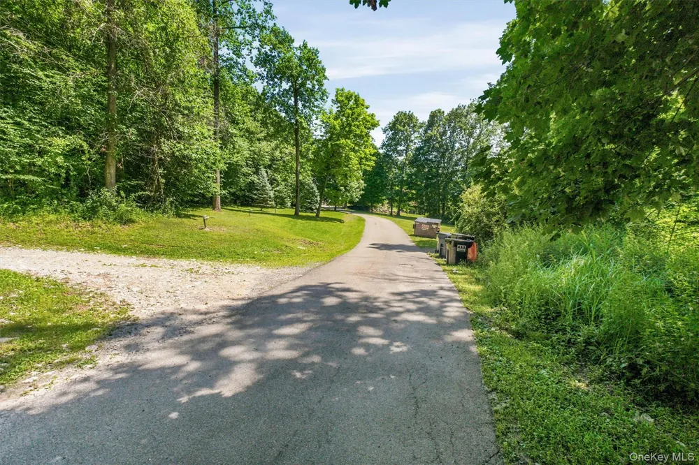 59 Country Knolls Lane Mahopac, NY 10541