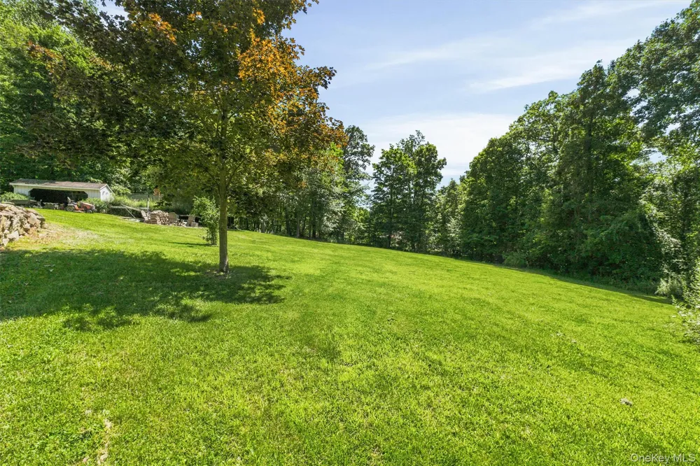 59 Country Knolls Lane Mahopac, NY 10541