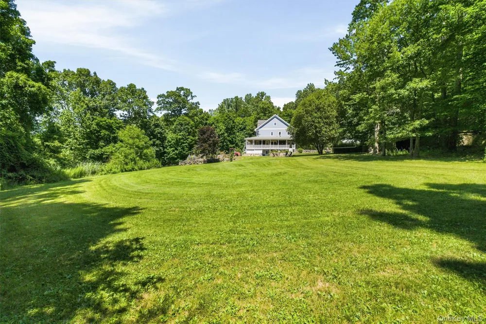 59 Country Knolls Lane Mahopac, NY 10541