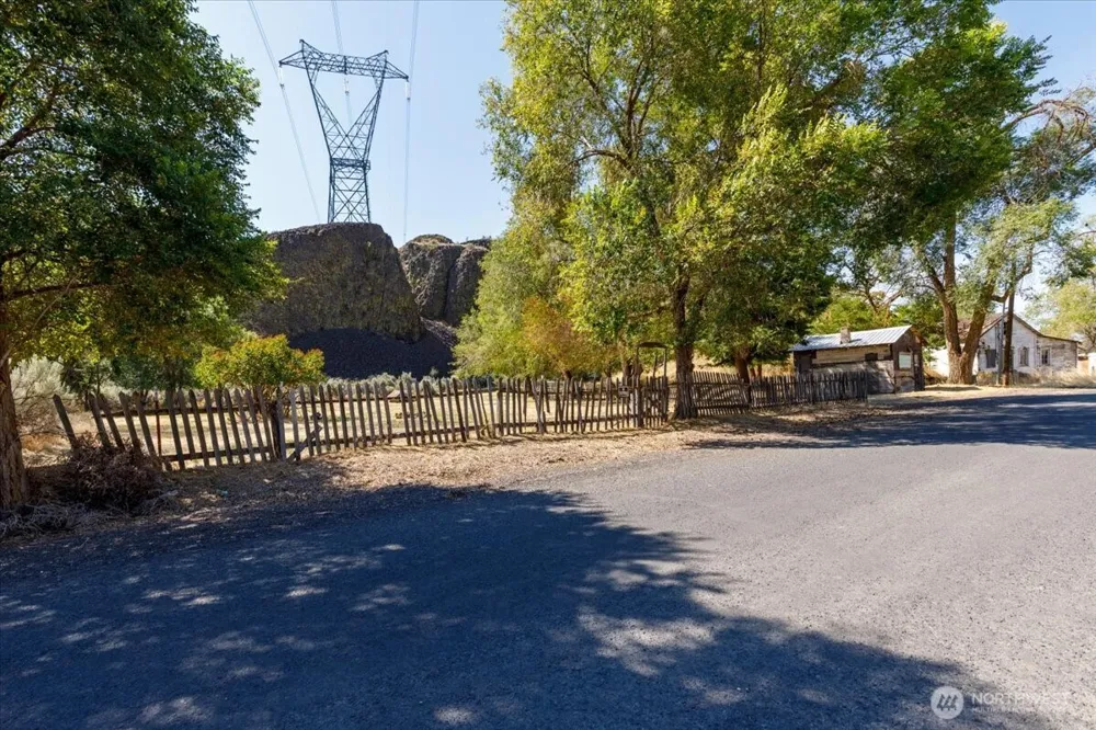 22007 NE Pleasant Valley Road Grand Coulee, WA 99133