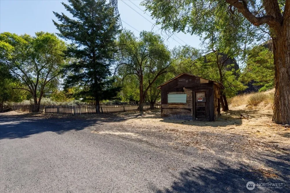 22007 NE Pleasant Valley Road Grand Coulee, WA 99133