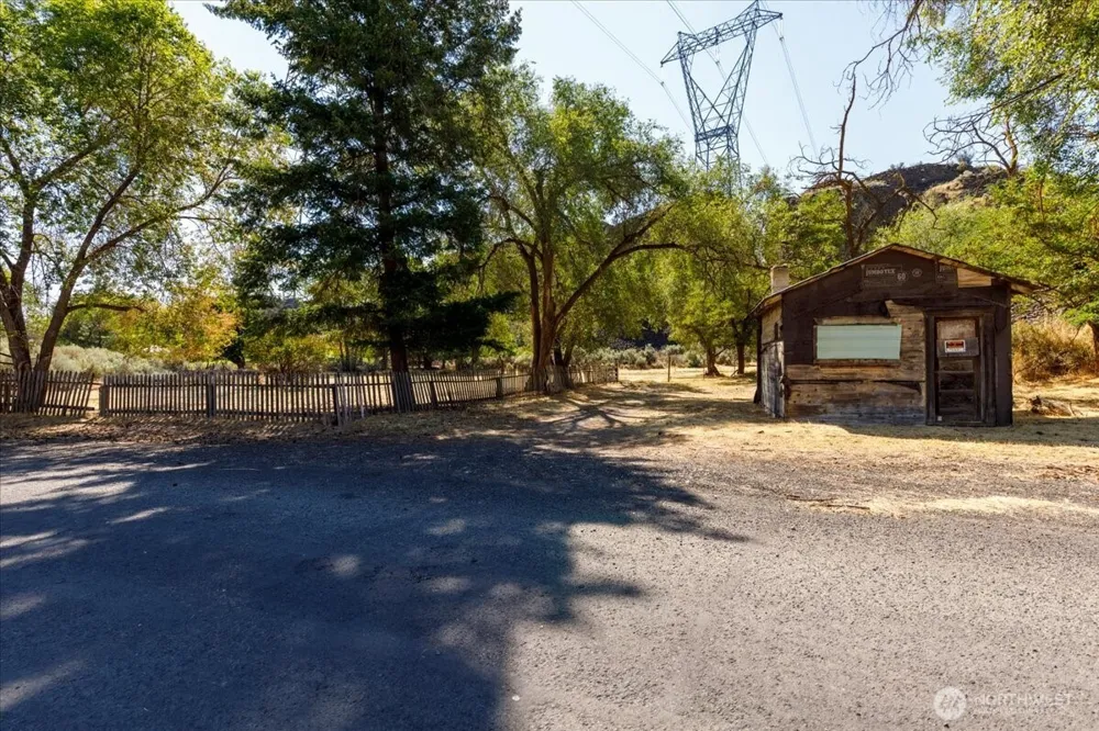 22007 NE Pleasant Valley Road Grand Coulee, WA 99133
