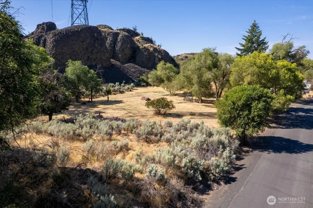 22007 NE Pleasant Valley Road Grand Coulee, WA 99133
