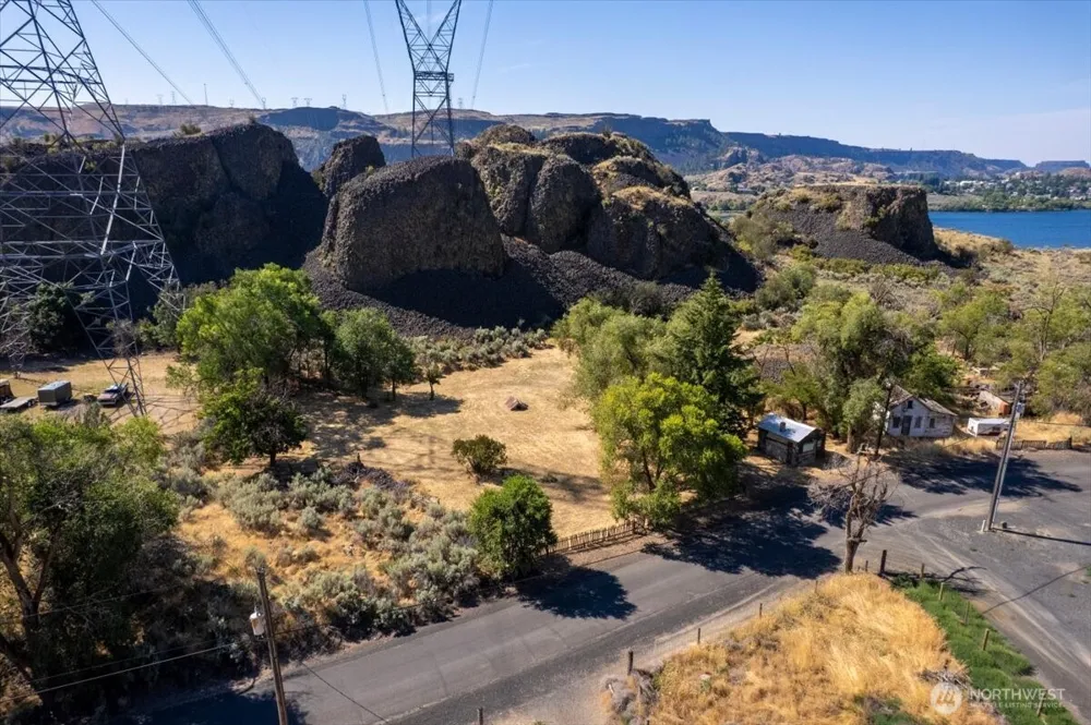 22007 NE Pleasant Valley Road Grand Coulee, WA 99133