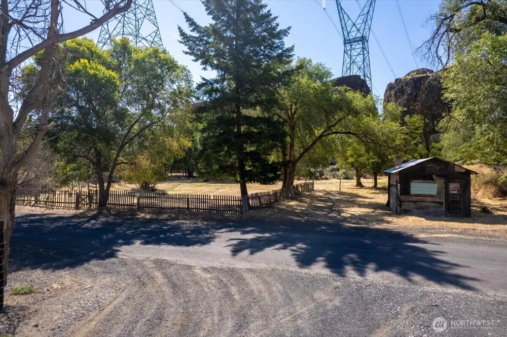 22007 NE Pleasant Valley Road Grand Coulee, WA 99133