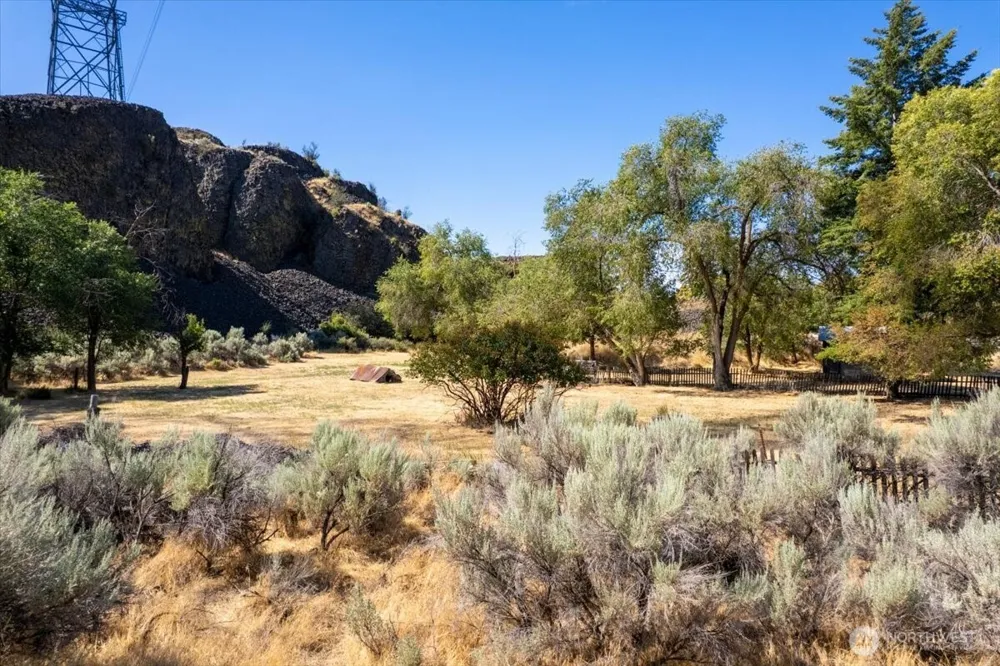 22007 NE Pleasant Valley Road Grand Coulee, WA 99133
