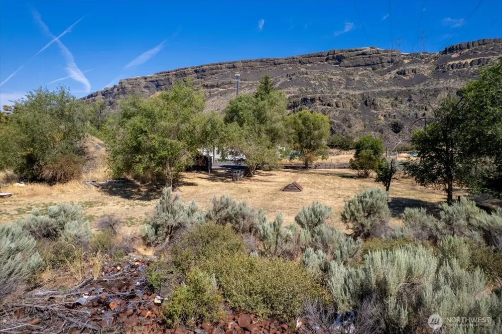 22007 NE Pleasant Valley Road Grand Coulee, WA 99133