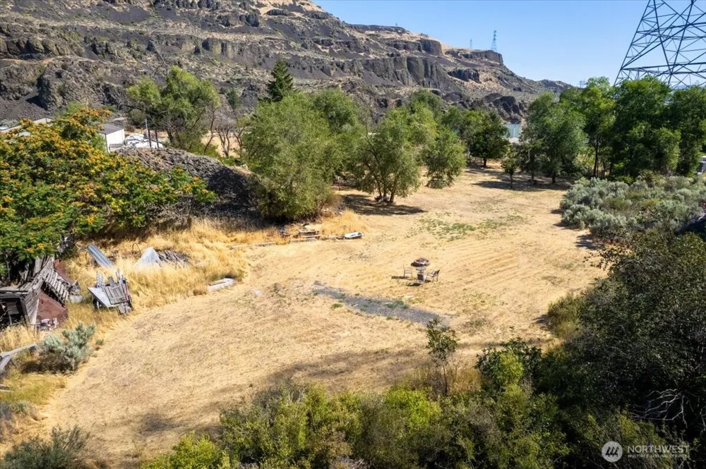 22007 NE Pleasant Valley Road Grand Coulee, WA 99133