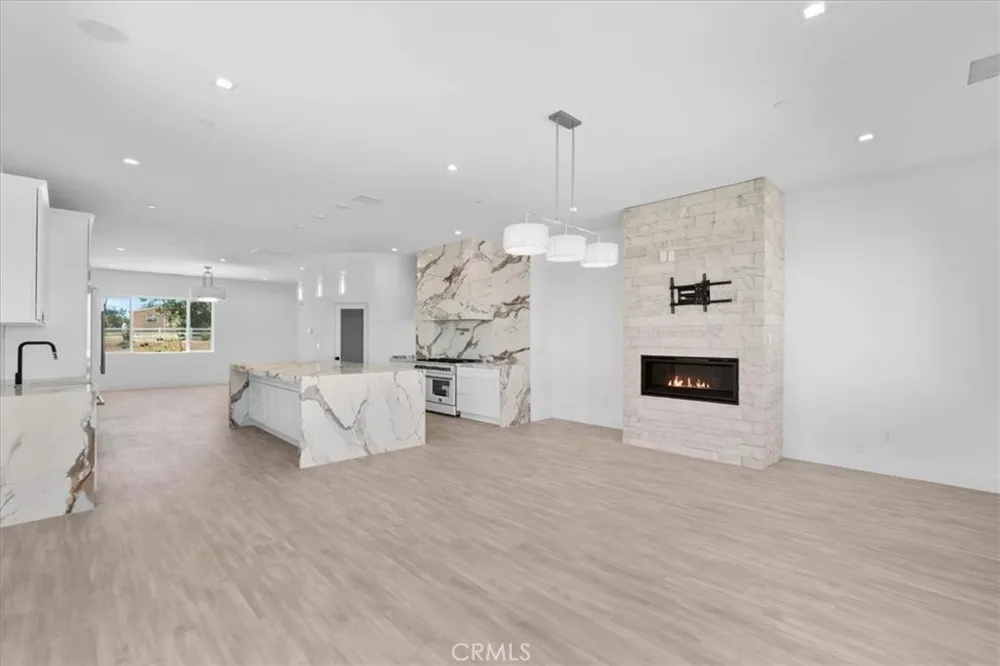 10830 Emerson Road Oak Hills, CA 92344