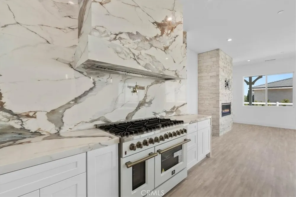 10830 Emerson Road Oak Hills, CA 92344