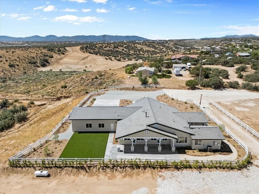 10830 Emerson Road Oak Hills, CA 92344