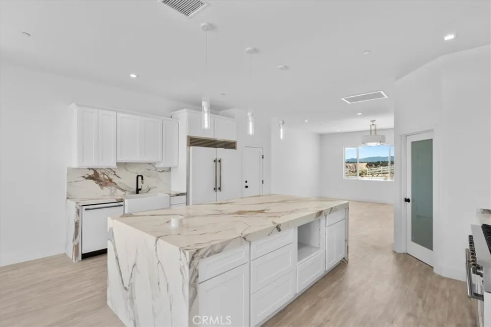 10830 Emerson Road Oak Hills, CA 92344