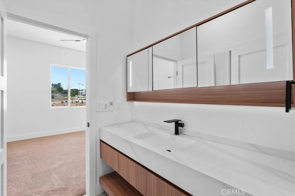 10830 Emerson Road Oak Hills, CA 92344