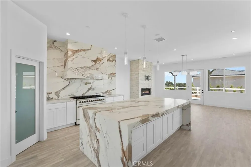 10830 Emerson Road Oak Hills, CA 92344