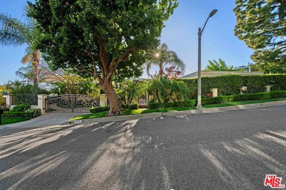 1575 Alexis Place Beverly Hills, CA 90210