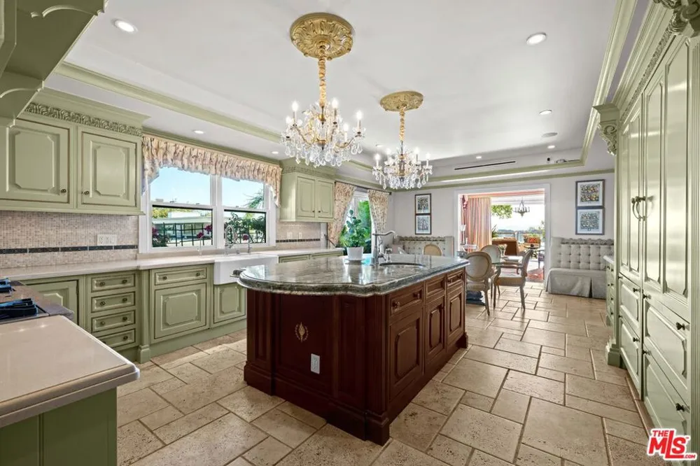 1575 Alexis Place Beverly Hills, CA 90210