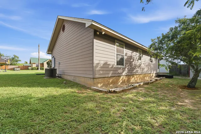 529 Guerra Ln Gonzales, TX 78629