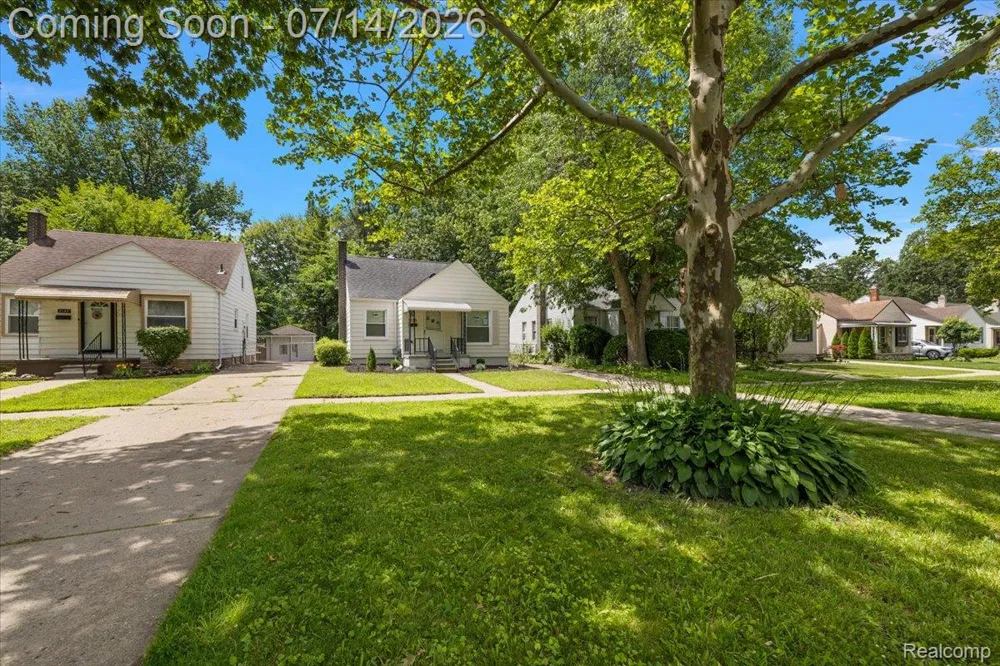 2155 E 8 Mile Road Grosse Pointe Woods City, MI 48236